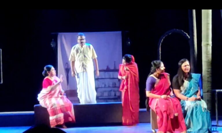 রবিবার সন্ধ্যায় সেই নাট্য উৎসবের প্রথম দিনে তরুণ মজুমদারের ছায়াছবি দাদার কীর্তির নাট্য রূপায়ন দাদার কীর্তি নাটকটি পরিবেশিত হয়।
