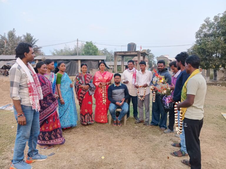 All India Adivasi Ho Samaj-এর সমর্থনে দাসপুরে সাগর সিংকে উত্তরীয় ও পুষ্পস্তবক।