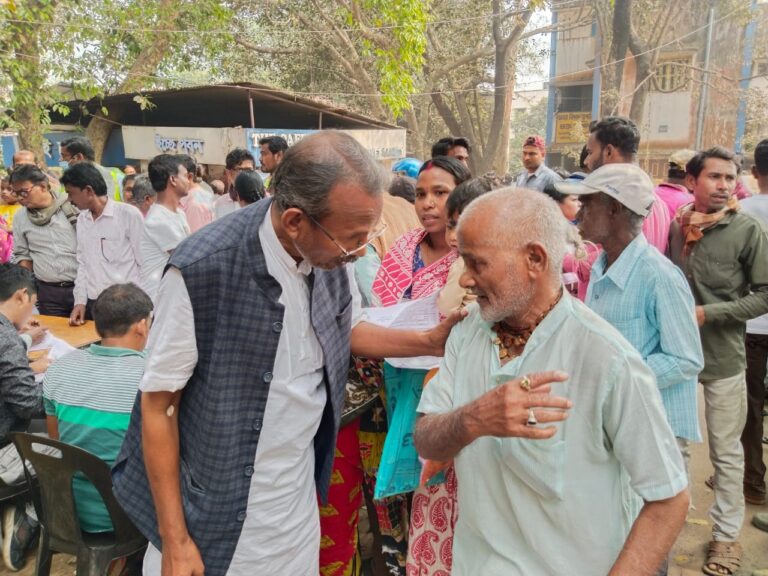 সরকারি প্রকল্পে উপচে পড়া ভিড়, পরিস্থিতি সামাল দিতে রাস্তায় ব্লক সভাপতি জামালপুর-এ।