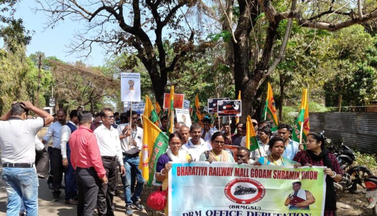 একাধিক দাবিতে স্মারকলিপি Indian Railways-এর খড়গপুর DRM-কে।