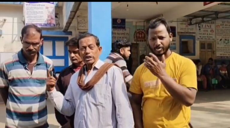 বেতন বকেয়ায় সাফাই কর্মীদের কর্মবিরতি, পরিষ্কার-পরিচ্ছন্নতা বন্ধ চন্দ্রকোনা গ্রামীণ হাসপাতালে।