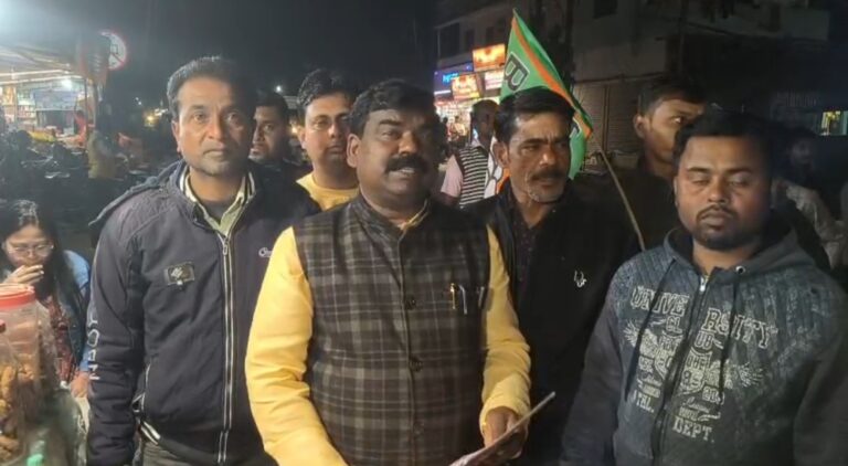 ঘোড়া স্ট্যান্ডে ব্যবসায়ী ও পথচারীদের সঙ্গে বিজেপির প্রচার অভিযান।