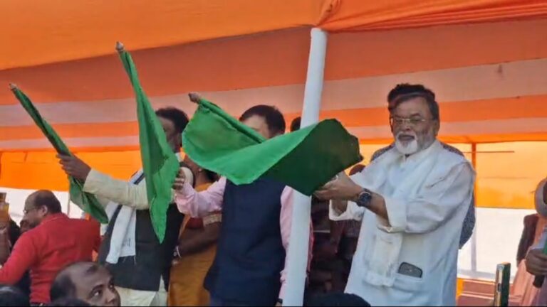 হরিশ্চন্দ্রপুর রেলওয়ে স্টেশন-এ স্টপেজের কৃতিত্ব নিয়ে রাজনৈতিক কামড়াকামড়ি।