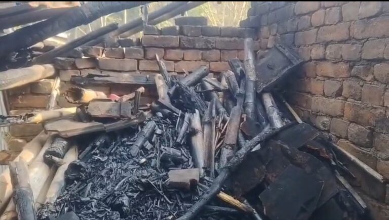 উনুনের আগুনে সর্বনাশ! মানিকচকের রাজনগরে বোবা বিধবার ভাঙা ঘর ভস্মীভূত।