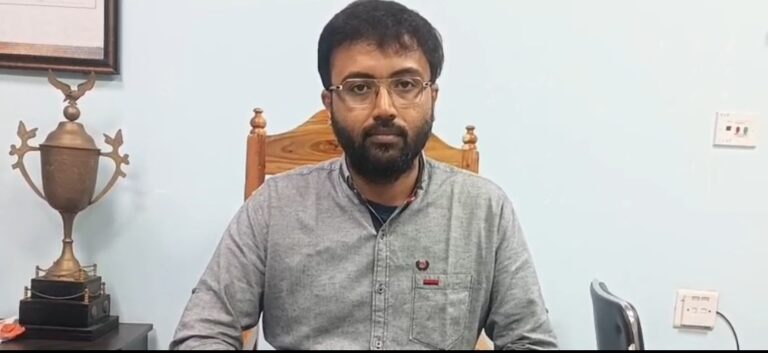 বালুরঘাট-এ থ্যালাসেমিয়া আক্রান্ত শিশুর পাশে বিডিও, স্বেচ্ছায় রক্তদান।