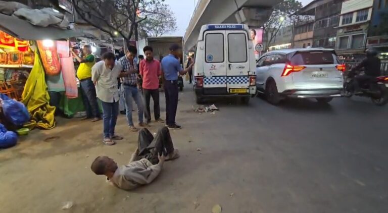 বেহালা-র রাস্তায় অসুস্থ ভবঘুরে উদ্ধার, তৎপরতায় প্রশংসিত পুলিশ।
