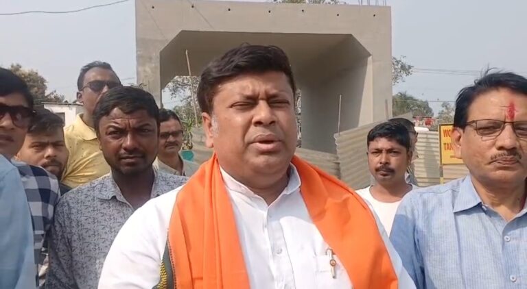 জল জমার আশঙ্কায় দাবি, রেলমন্ত্রকের হস্তক্ষেপে শুরু সংশোধন।