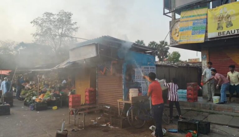 কেশপুর বাসস্ট্যান্ডে হঠাৎই একটি দোকানে আগুন লাগার ঘটনা কে কেন্দ্র করে চাঞ্চল্য ।