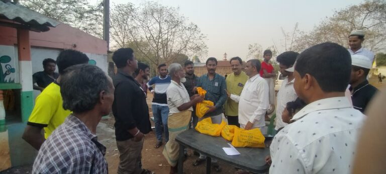 গড়বেতা ৩নং ব্লকের শুকনাতোড় গ্রামে তৃণমূল ছাত্র পরিষদের পক্ষ থেকে অসহায় ও দুঃস্থ মানুষের জন্য শুকনো খাবারের ব্যবস্থা।
