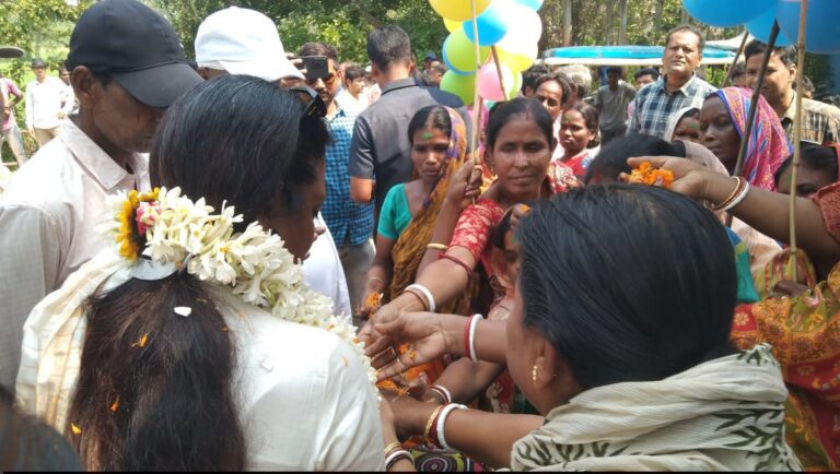 কইগেড়া-এনায়েতপুরে গাড়িতে প্রচারে শিউলি সাহা।
