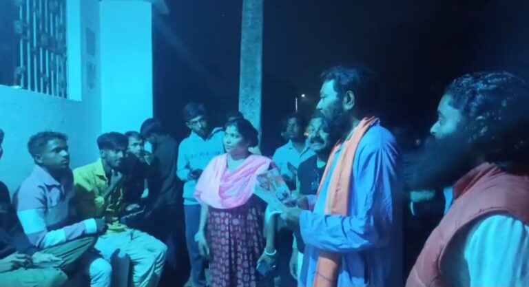 ইংরেজবাজারের একাধিক এলাকায় ঘরে ঘরে প্রচার, নেতৃত্বে নীলাঞ্জন দাস।