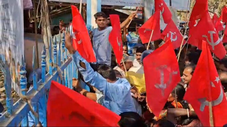 পুলিশের সঙ্গে ধস্তাধস্তি, মালদহে বামফ্রন্টের ডেপুটেশন কর্মসূচিতে ধুন্ধুমার।