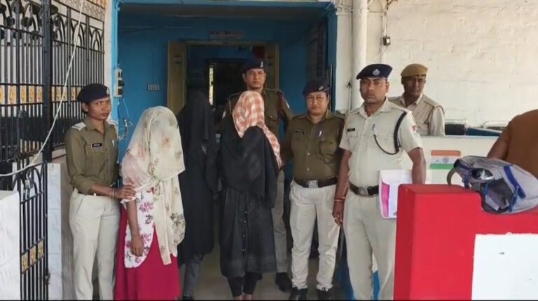 SMVT এক্সপ্রেসে অভিযান, এনজিপি থেকে ধরা তিন যুবতীকে জিআরপির হাতে তুলে দিল আরপিএফ।