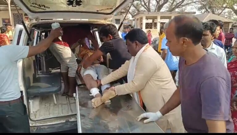 হবিবপুর বাসস্ট্যান্ডে দুর্ঘটনা, আহতদের নিজ গাড়িতে হাসপাতালে নিলেন বিধায়ক।