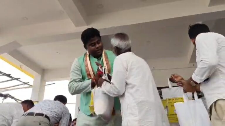 রোজার আগে ইফতার বিতরণ, সামিল বিধায়ক ও জেলা নেতৃত্ব।