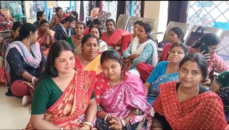 কাজের দাবিতে কালনায় বিডিও অফিসের সামনে স্বয়ংবর গোষ্ঠীর মহিলাদের ধর্না।