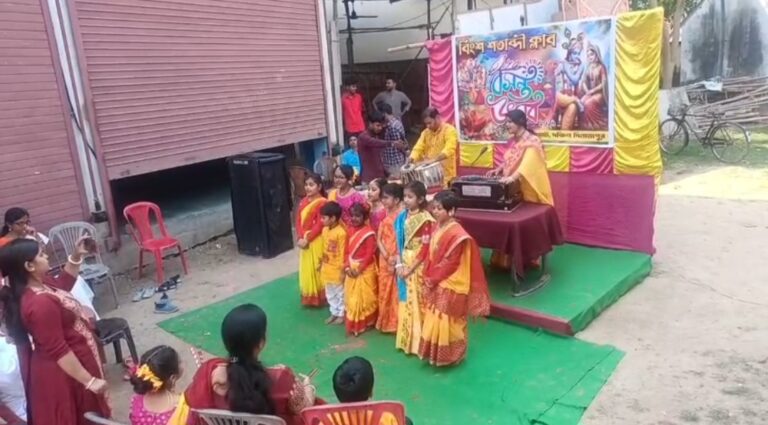 বালুরঘাটে বিংশ শতাব্দী ক্লাবে রঙিন দোলযাত্রা, বসন্তকে উষ্ণ অভ্যর্থনা।