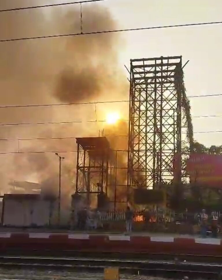 প্ল্যাটফর্ম সংলগ্ন শৌচাগারের পিছনে আগুন, দ্রুত নিয়ন্ত্রণে দমকল।