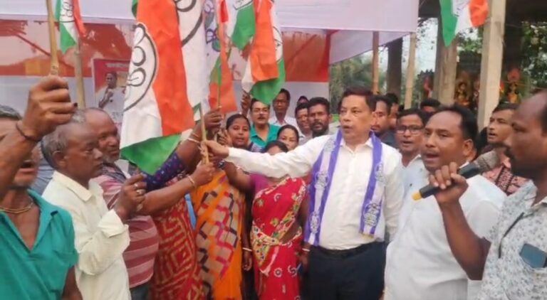 কৃষ্ণ দাসের হাত ধরে ময়নাগুড়িতে বিজেপি ছেড়ে তৃণমূলে যোগদান।