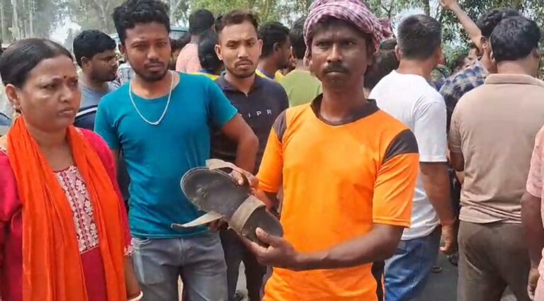 মালদার হবিবপুরে সিভিক ভলান্টিয়ারের বিরুদ্ধে টাকা তোলার অভিযোগ, পথ অবরোধে বিক্ষোভ।