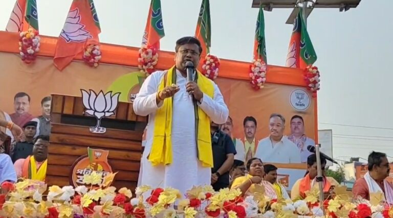 বালুরঘাটে বিজেপির পরিবর্তন যাত্রা, উপস্থিত সুকান্ত মজুমদার।