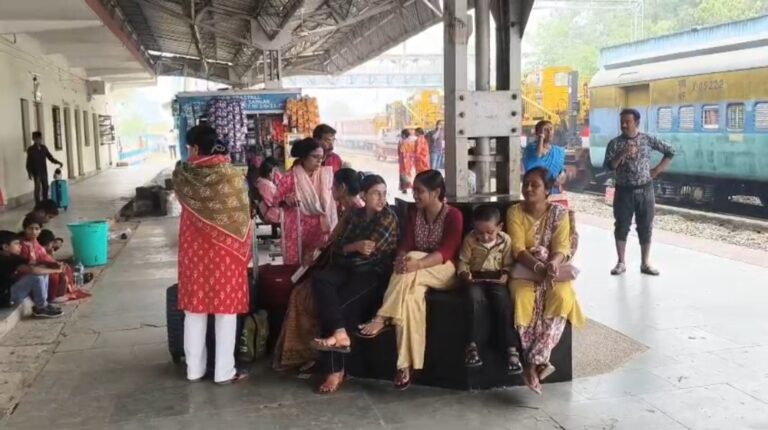 গাজোল স্টেশনে ঘণ্টার পর ঘণ্টা দাঁড়িয়ে ট্রেন, ভোগান্তিতে যাত্রীরা।