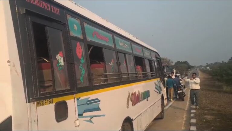 ব্রিগেডে যাওয়ার পথে বাসে ভাঙচুর, রাজনৈতিক উত্তেজনা পশ্চিম মেদিনীপুরে।