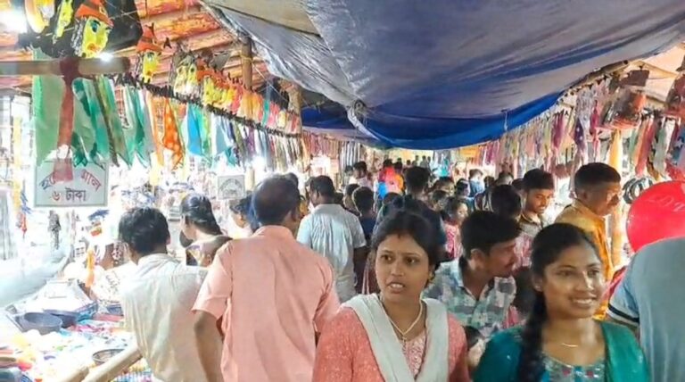 শেষদিনে জনসমুদ্র, উপচে পড়া ভিড় বারুণী মেলায়।