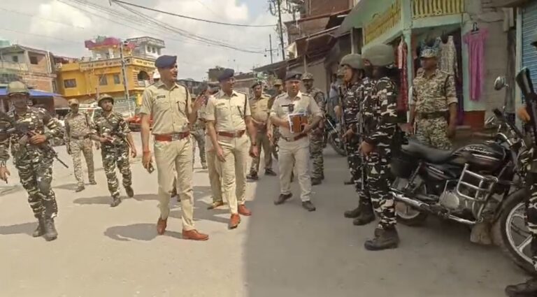 রুটমার্চে জোর, শান্তিপূর্ণ ভোটে বদ্ধপরিকর পুলিশ।