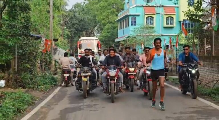 অভিনব প্রচারে নজর কাড়লেন কেশিয়াড়ি বিধানসভা কেন্দ্রের তৃণমূল প্রার্থী রামজীবন মান্ডি।