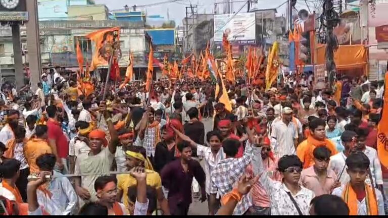 মালদহে রামনবমীর মিছিলে অস্ত্র প্রদর্শন, উঠল প্রশ্ন।