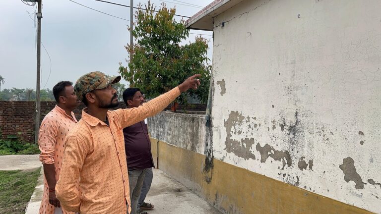 হিলিতে বিজেপির ফ্লেক্স ছেঁড়া, শুরু তৃণমূল-বিজেপি দোষারোপ।