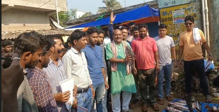 ধাদিকা বাজারে জনসংযোগে ব্যস্ত বিজেপি, চা চক্রে কর্মীদের ভিড়।