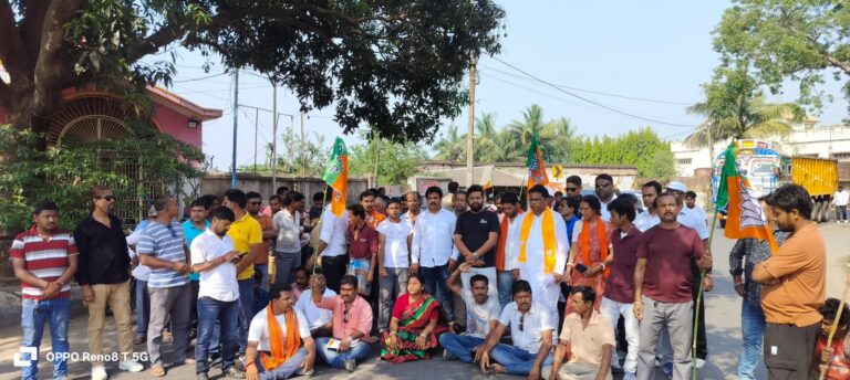 পূর্ব বর্ধমানে পতাকা ঘিরে উত্তেজনা, বিজেপির পথ অবরোধ।