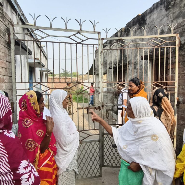 ইভিএম বিকলে বড়ঞার বদুয়া বুথে ভোট শুরুতে বিলম্ব, লাইনে ক্ষোভ ভোটারদের।
