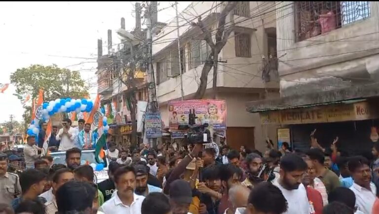 বালিতে তৃণমূল প্রার্থীর সমর্থনে তারকা ঝলক, রোড শোয়ে জনস্রোত দেবের সঙ্গে।