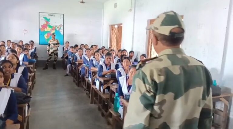 খিদিরপুর উচ্চ বিদ্যালয়ে মানব পাচার বিরোধী সচেতনতা শিবির।