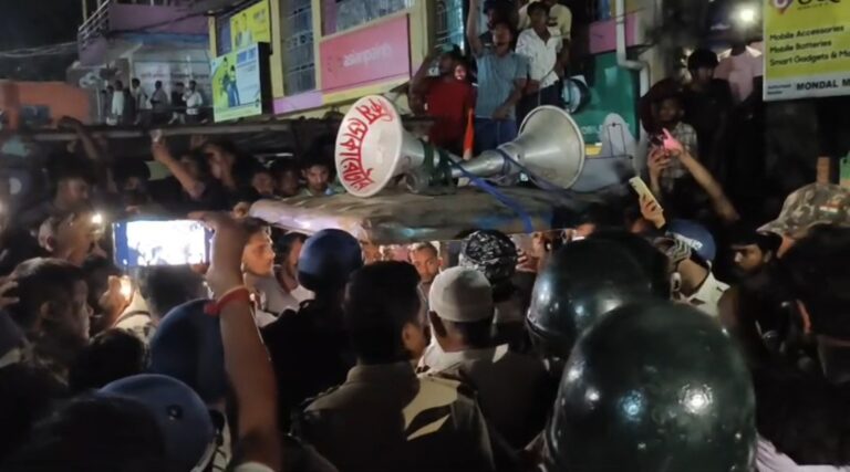কালিয়াচকে জনরোষ, বিচারকদের আটকে বিক্ষোভ—অবরুদ্ধ জাতীয় সড়ক।