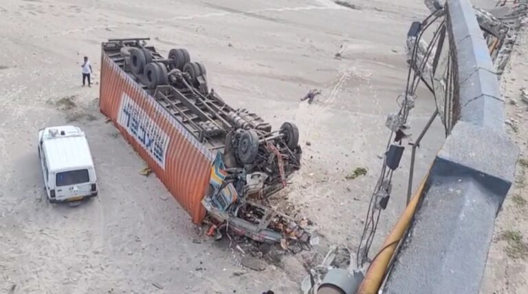 তোর্ষা সেতু থেকে নদীতে ট্রাক, মৃত চালক।