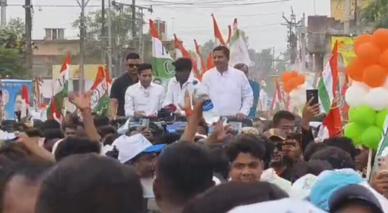 হুডখোলা গাড়িতে অভিষেক, হরিশ্চন্দ্রপুরে জনস্রোত।।