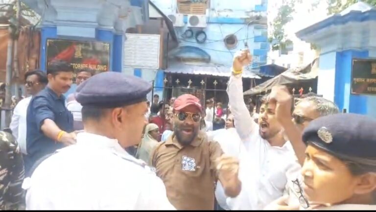 সিপিএম-তৃণমূল সমর্থকদের ধস্তাধস্তি, উত্তেজনা চরমে।