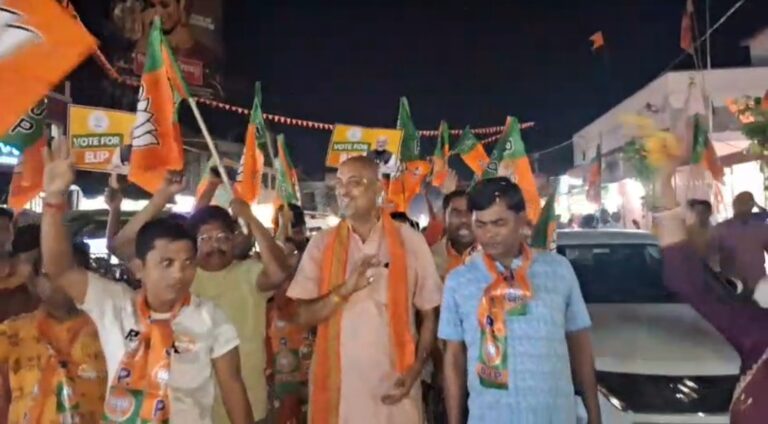 ঢাক বাজিয়ে সামসীতে প্রচার, নজর কাড়লেন সিংহানিয়া।