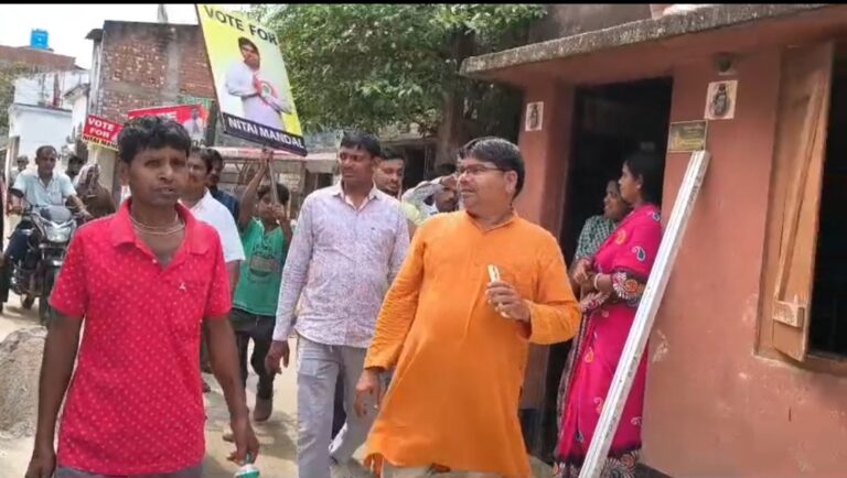 চায়ের আড্ডায় প্রচার শুরু, নজর কাড়লেন নিতাই মণ্ডল।