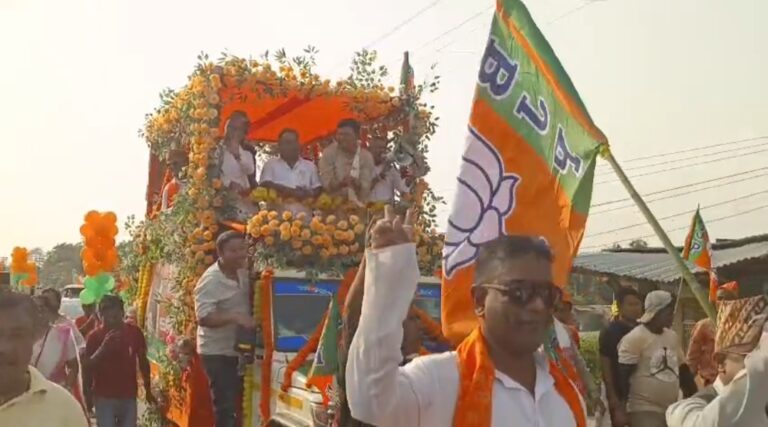 কালচিনিতে বিজেপির রোড শো, বিশাল লামার সমর্থনে ভিড়।