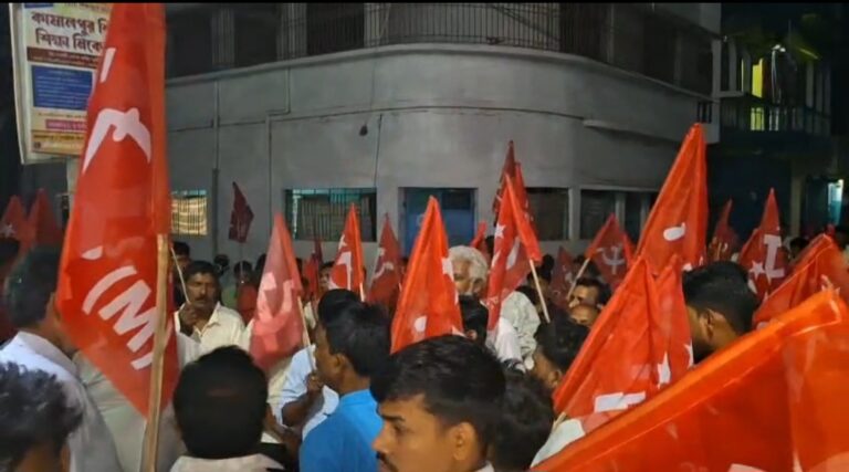দলীয় অফিসের গেটে বিজেপির ঝান্ডা, থানায় বিক্ষোভ বামেদের।