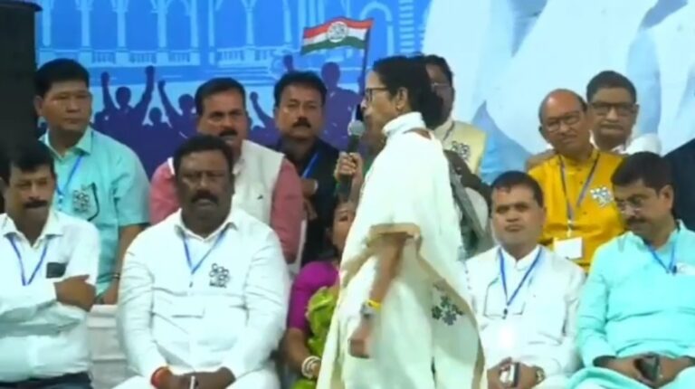 আলিপুরদুয়ারের সভা থেকে বিজেপিকে ‘বিনাশ’-এর ডাক মমতার।