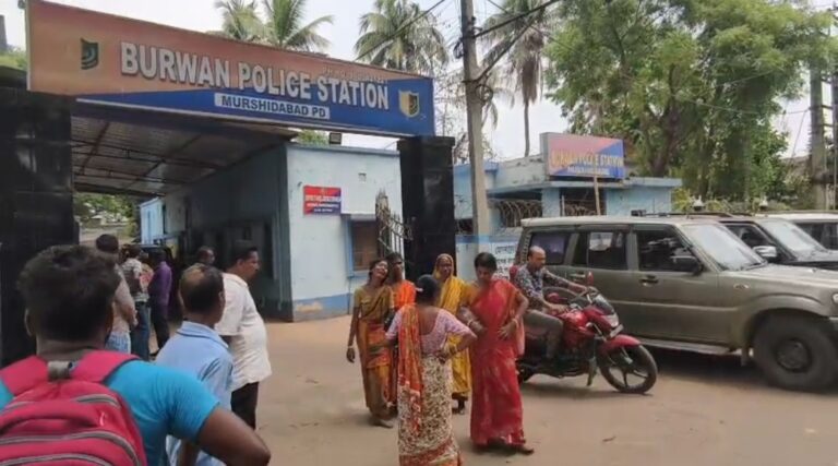 বড়ঞা জোড়া খুনে চাঞ্চল্য: স্ত্রীকে খুনের অভিযোগ, পরে স্বামীর গলায় ফাঁস লাগিয়ে আত্মঘাতী হয় ।