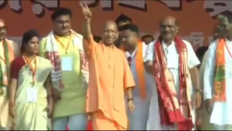 গড়বেতাতে বিজেপি প্রার্থী প্রদীপ লোধার সমর্থনে নির্বাচনী জনসভা করলেন উত্তরপ্রদেশের মুখ্যমন্ত্রী যোগী আদিত্যনাথ।