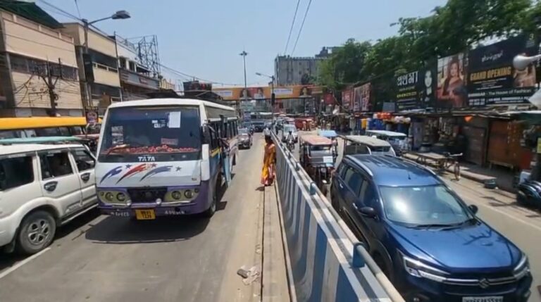 ভোটের ৪৮ ঘণ্টা আগে মালদায় ট্রাফিক বিপর্যয়, স্তব্ধ ইংরেজবাজার শহর।