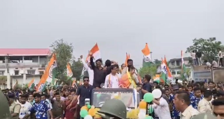 হুডখোলা গাড়িতে জটেশ্বর মাতালেন সায়নী ঘোষ।